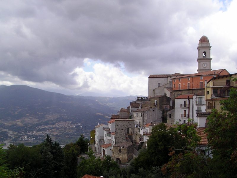 Chiaromonte, il paese sul crinale con il campanile della chiesa madre e la valle sullo sfondo